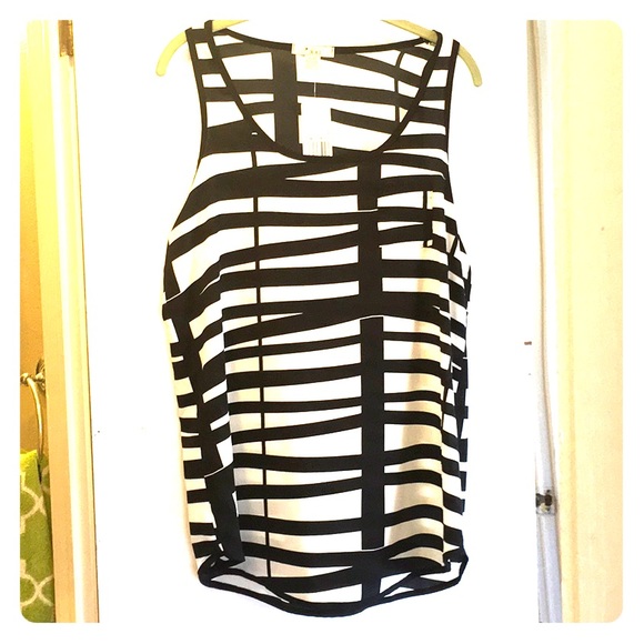 Black and white light weight tank top - Picture 1 of 3